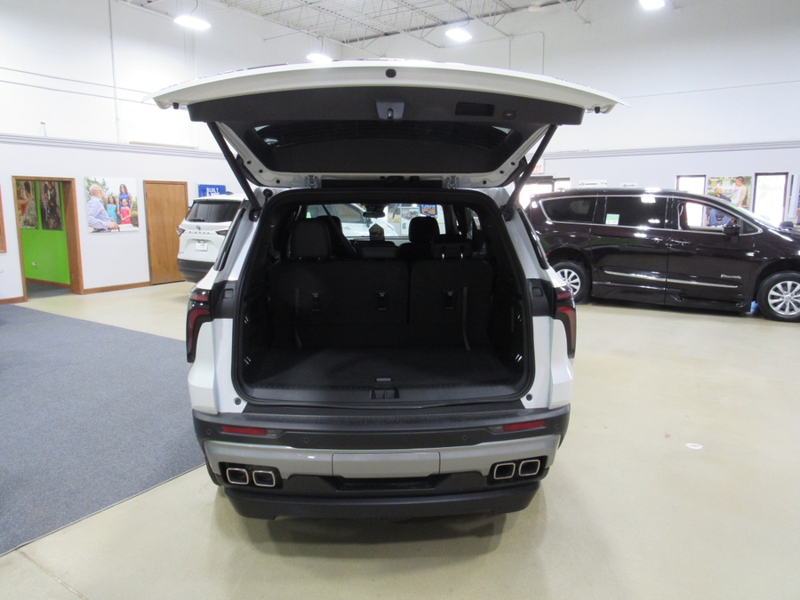 White Chevrolet Traverse image number 12