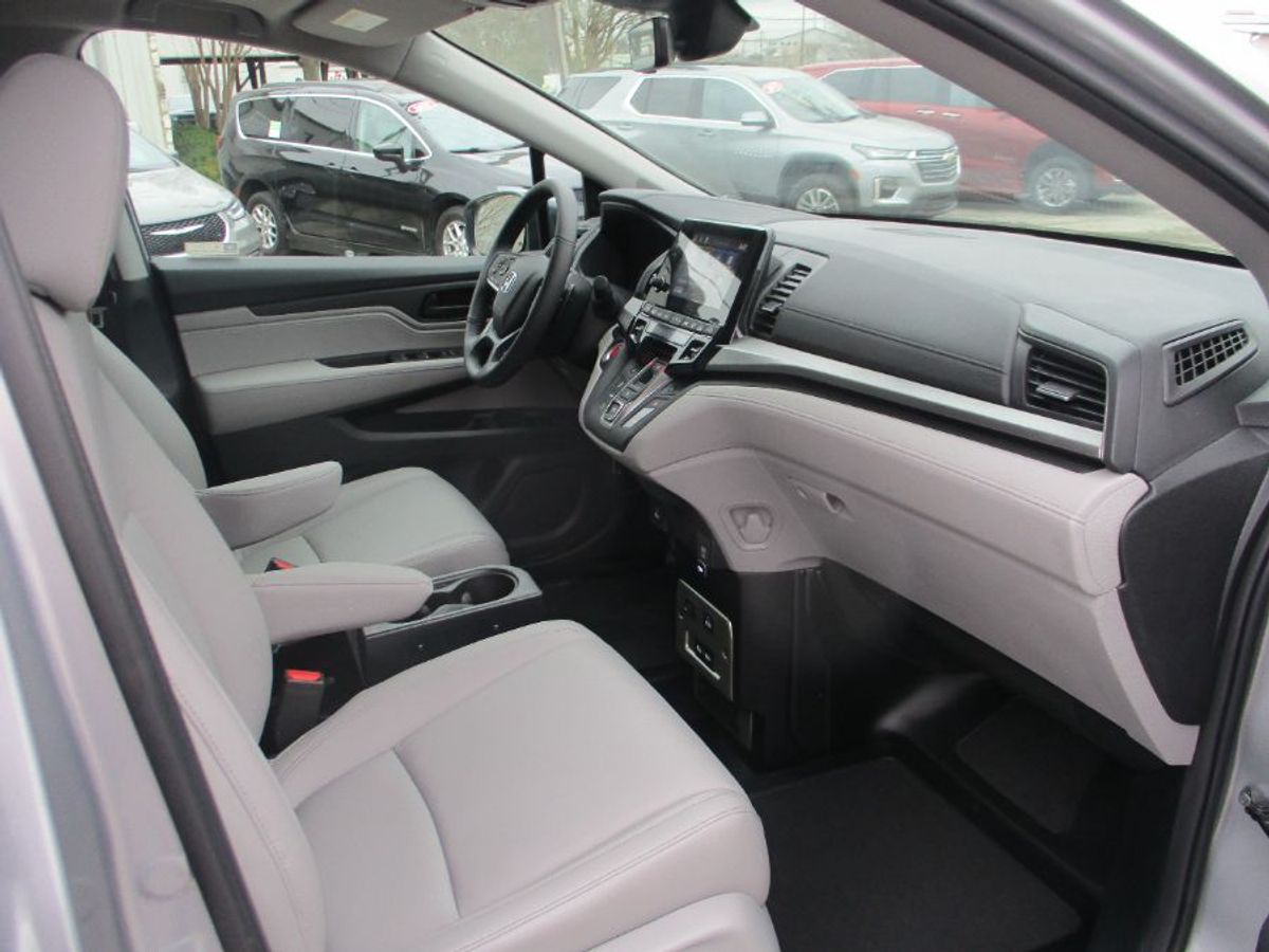 Silver Honda Odyssey image number 11