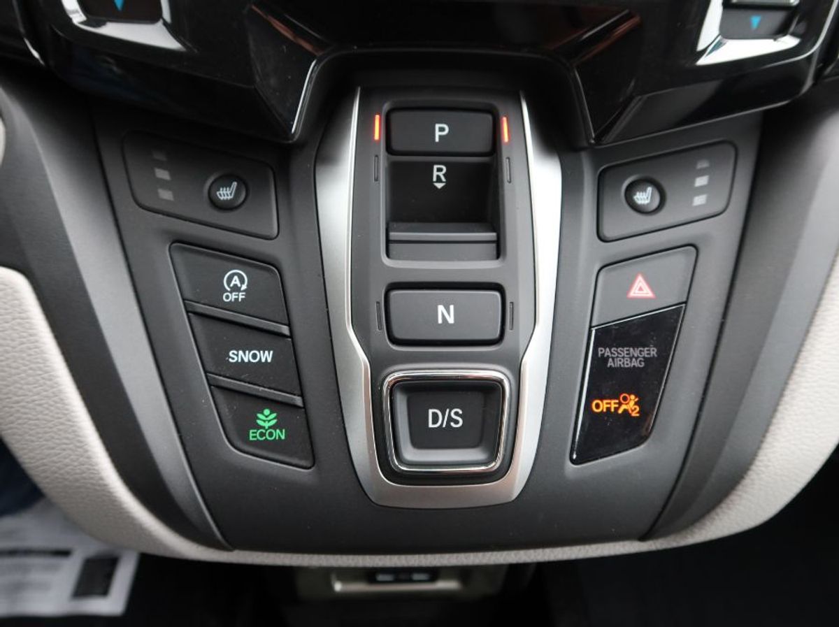 Grey Honda Odyssey image number 23