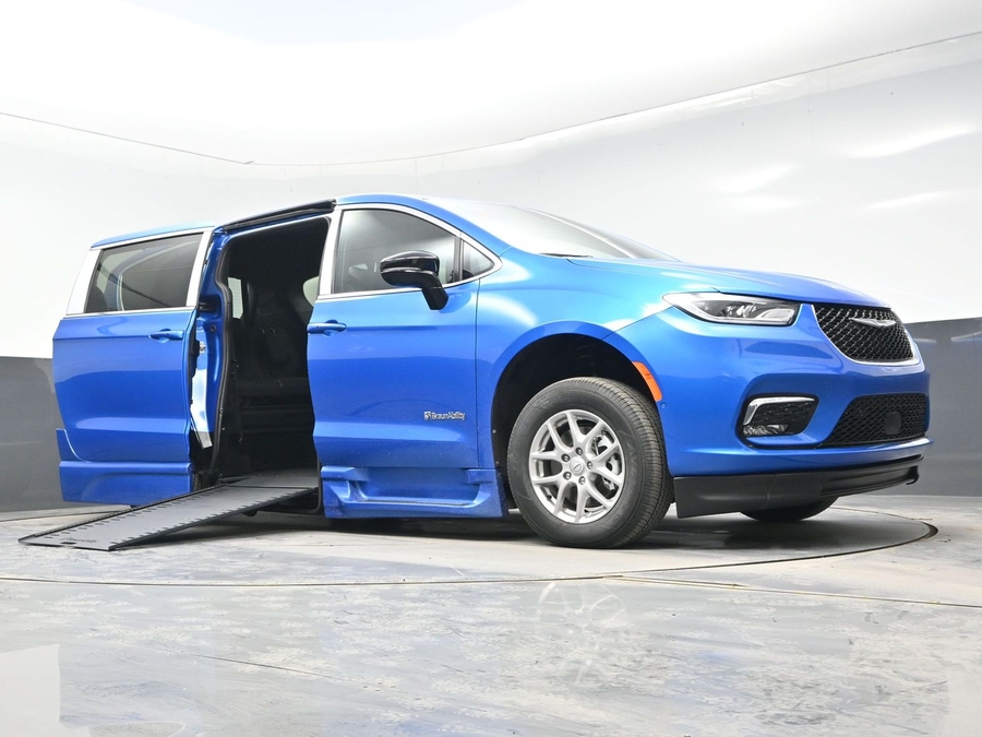 New 2026 Chrysler Pacifica Select Safety - BraunAbility Side Entry Entry In Floor Automatic Ramp
