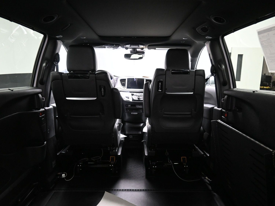 White Chrysler Pacifica image number 14