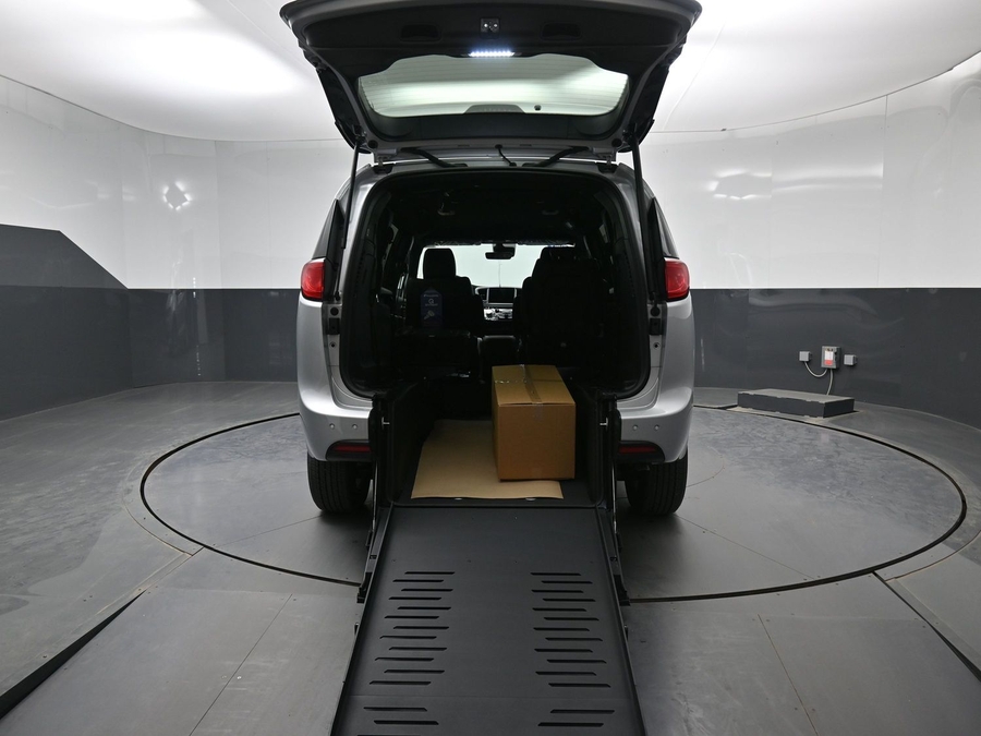 Silver Chrysler Voyager image number 9