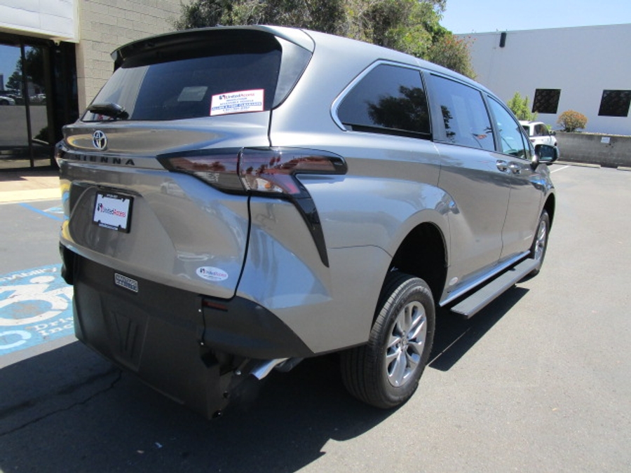 New 2026 Toyota Sienna Hybrid LE - Vantage Mobility Commercial Rear Entry Entry Fold Out Manual Ramp