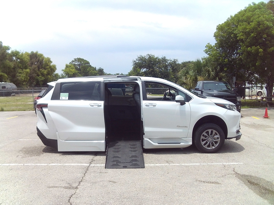 White Toyota Sienna image number 7