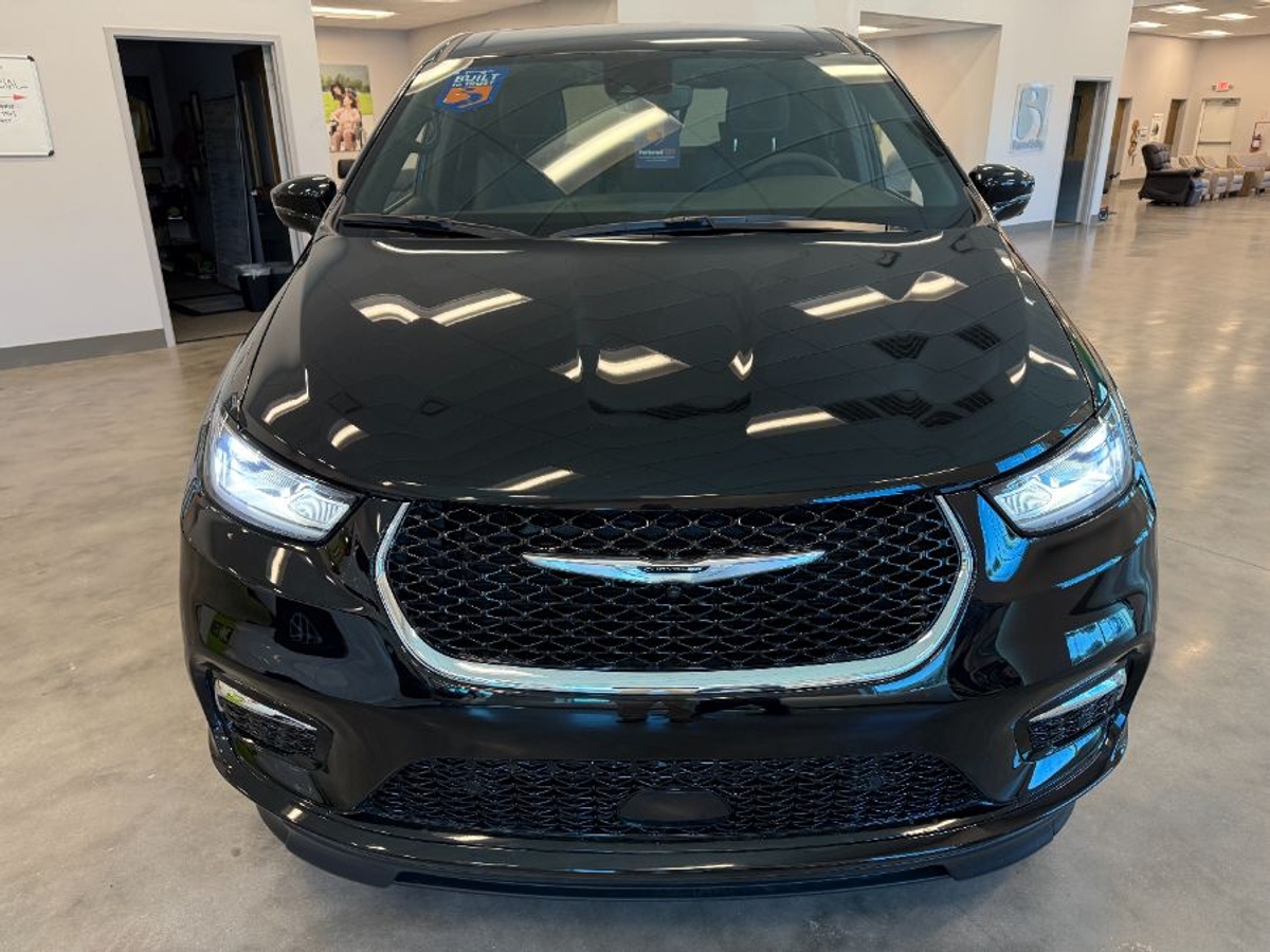 Black Chrysler Pacifica image number 7