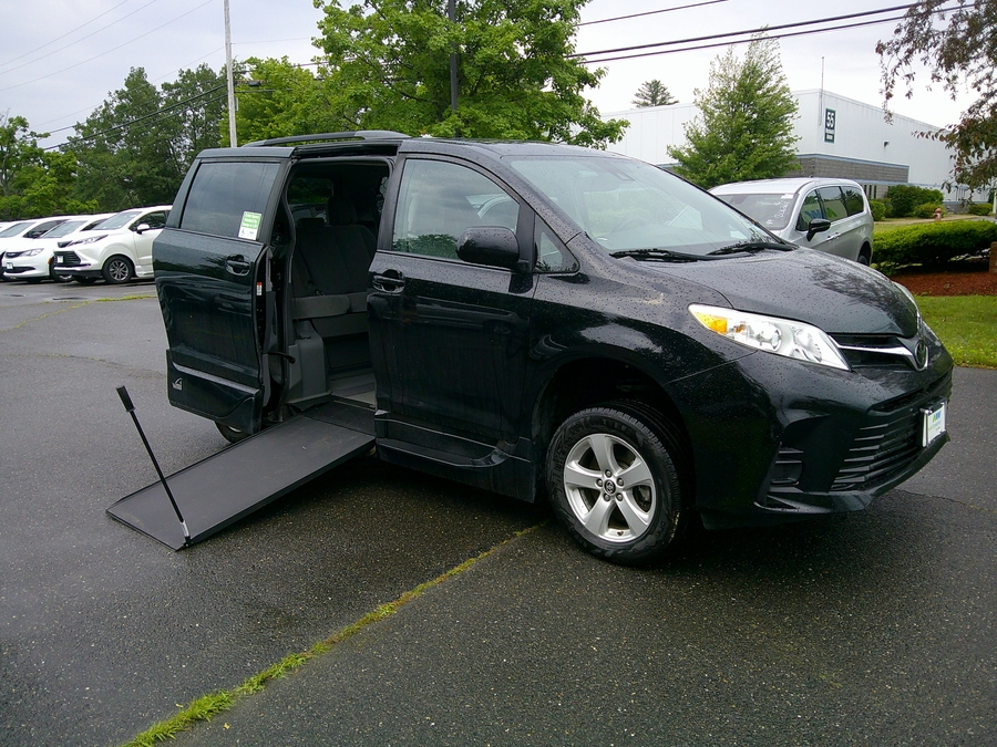 Black Toyota Sienna image number 1