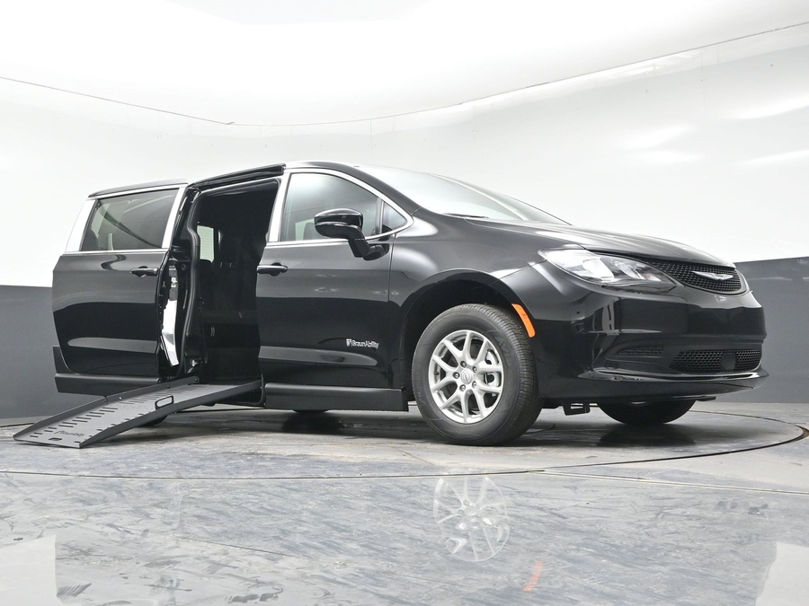 Black Chrysler Voyager image number 15