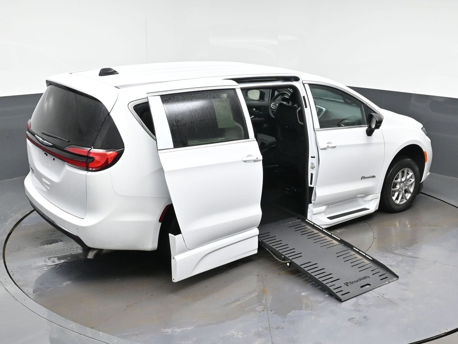 White Chrysler Pacifica image number 22