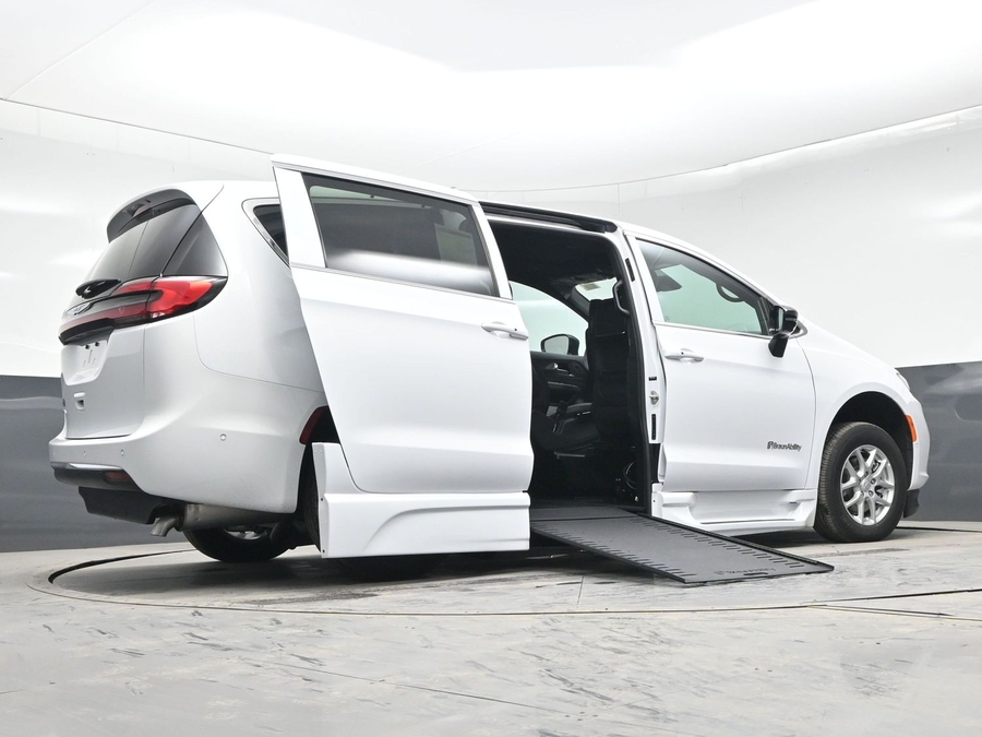 New 2025 Chrysler Pacifica Select Plus - BraunAbility Side Entry Entry In Floor Automatic Ramp