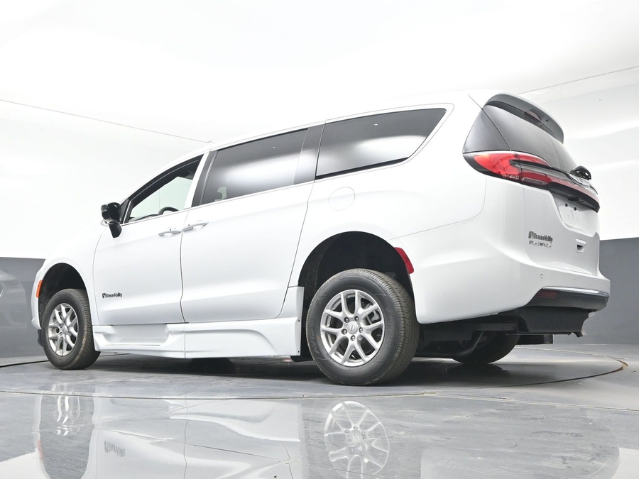 White Chrysler Pacifica image number 17