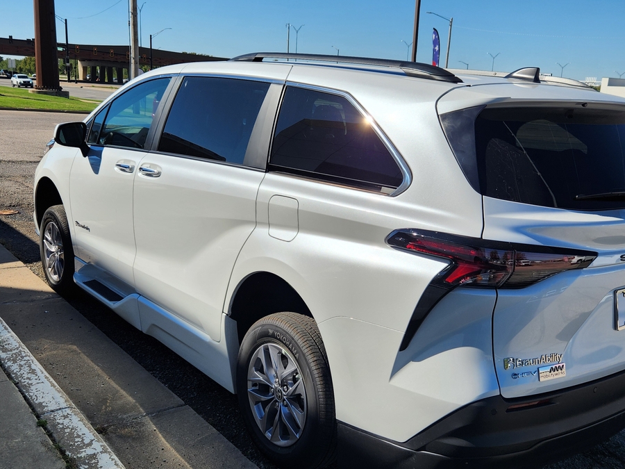 White Toyota Sienna image number 1