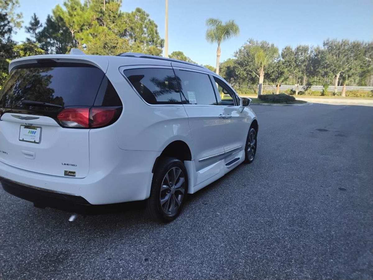 2017 CHRYSLER PACIFICA - Image 10