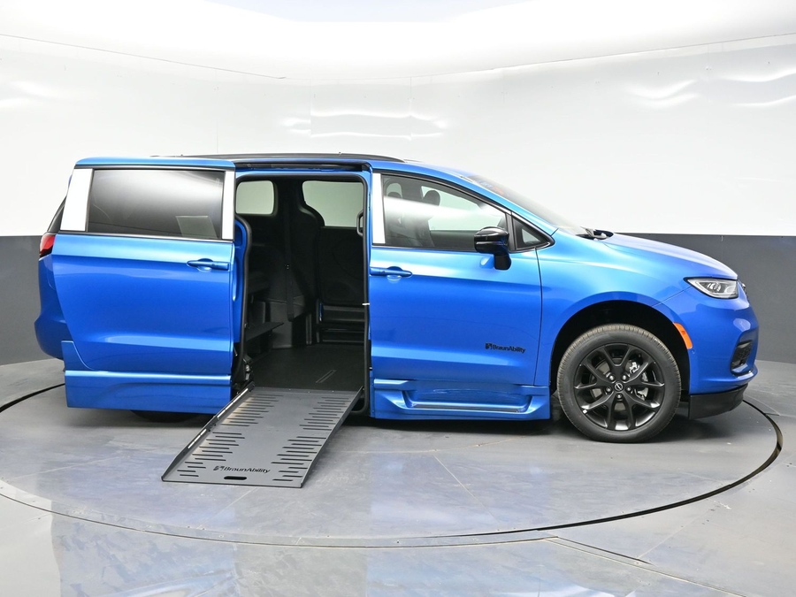 New 2026 Chrysler Pacifica Select Sport - BraunAbility Side Entry Entry Fold Out Automatic Ramp