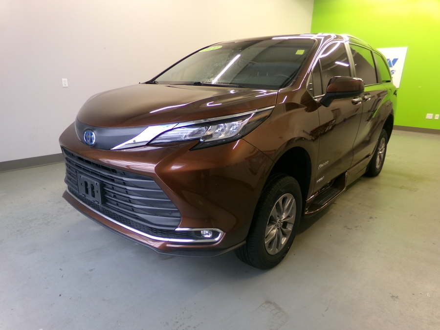 Orange Toyota Sienna image number 2