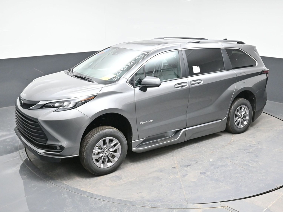 Grey Toyota Sienna image number 20