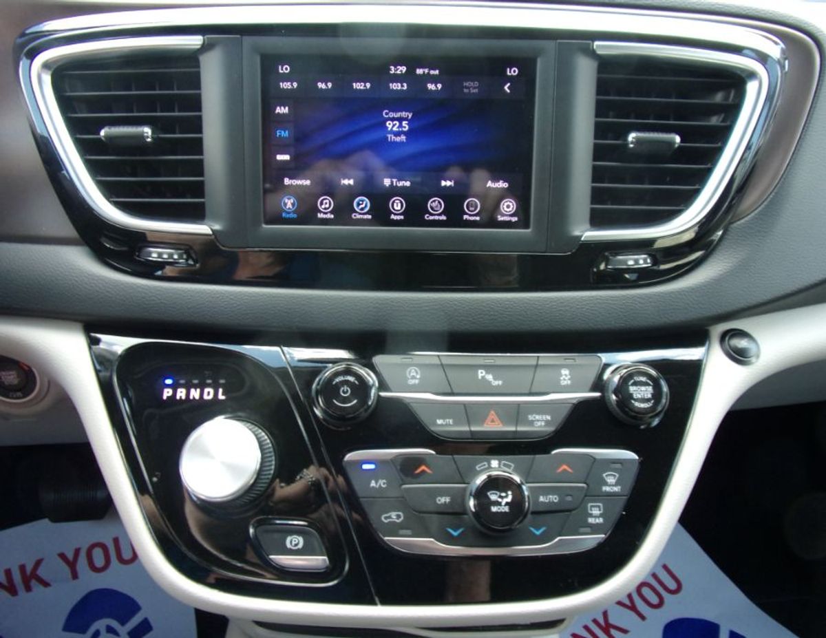 White Chrysler Pacifica image number 11