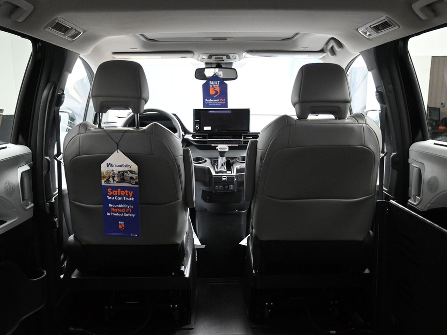 New 2026 Toyota Sienna Hybrid XLE Base - BraunAbility Side Entry Entry Fold Out Automatic Ramp