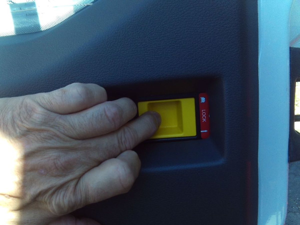 White Ford T350 image number 17