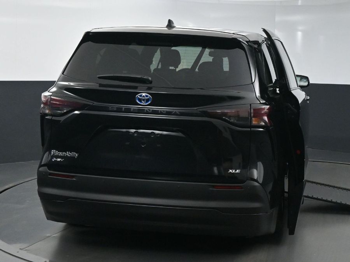 Black Toyota Sienna image number 6