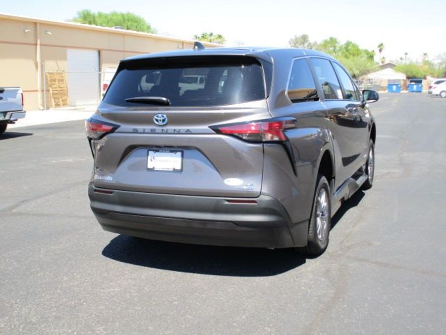 Used 2021 Toyota Sienna Hybrid LE - BraunAbility Side Entry Entry Fold Out Automatic Ramp