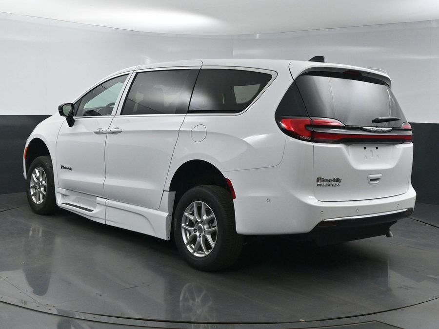 New 2025 Chrysler Pacifica Select Safety - BraunAbility Side Entry Entry Fold Out Automatic Ramp