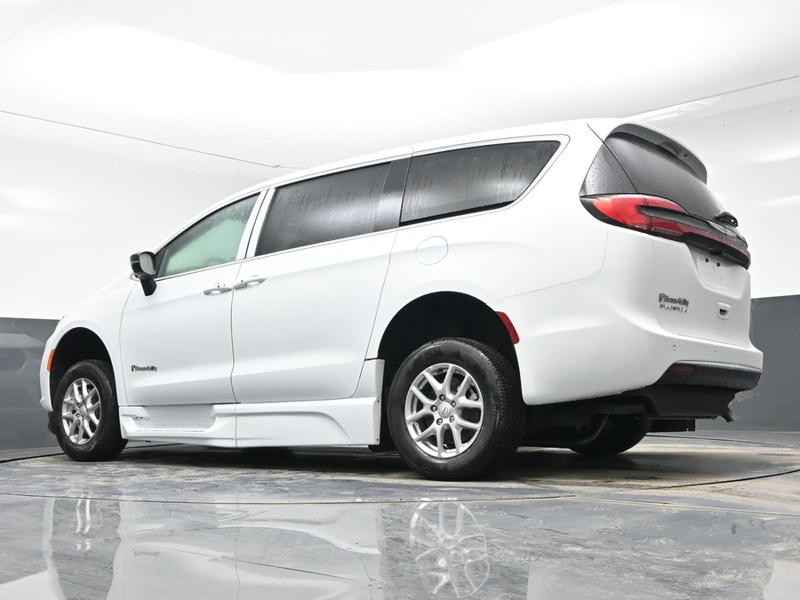 White Chrysler Pacifica image number 18