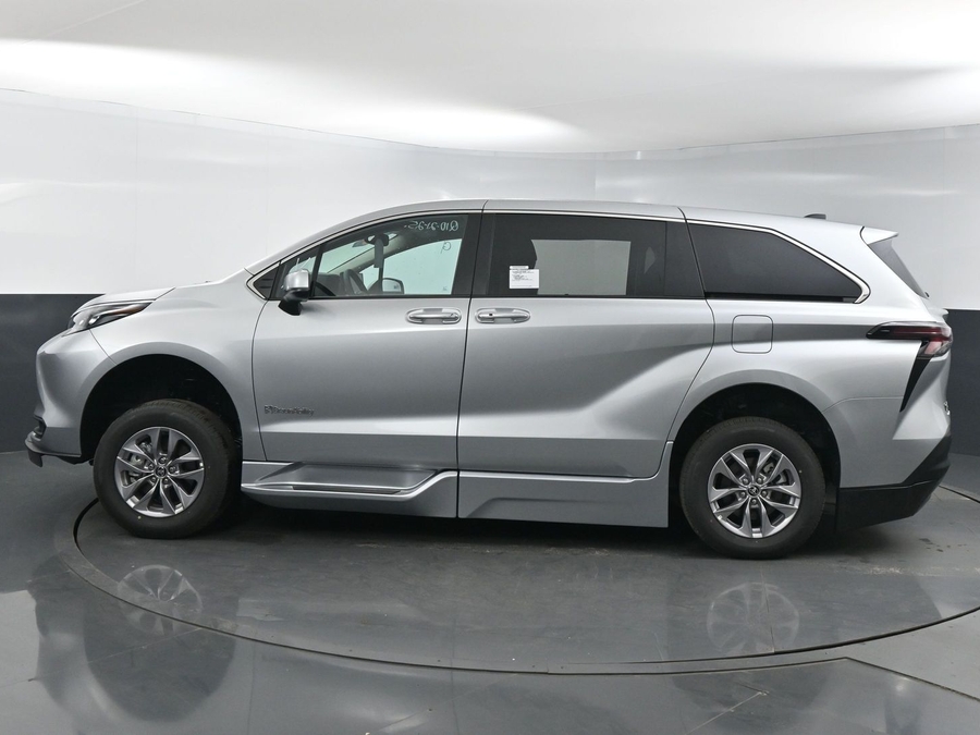 New 2025 Toyota Sienna Hybrid XLE Base - BraunAbility Side Entry Entry Fold Out Automatic Ramp