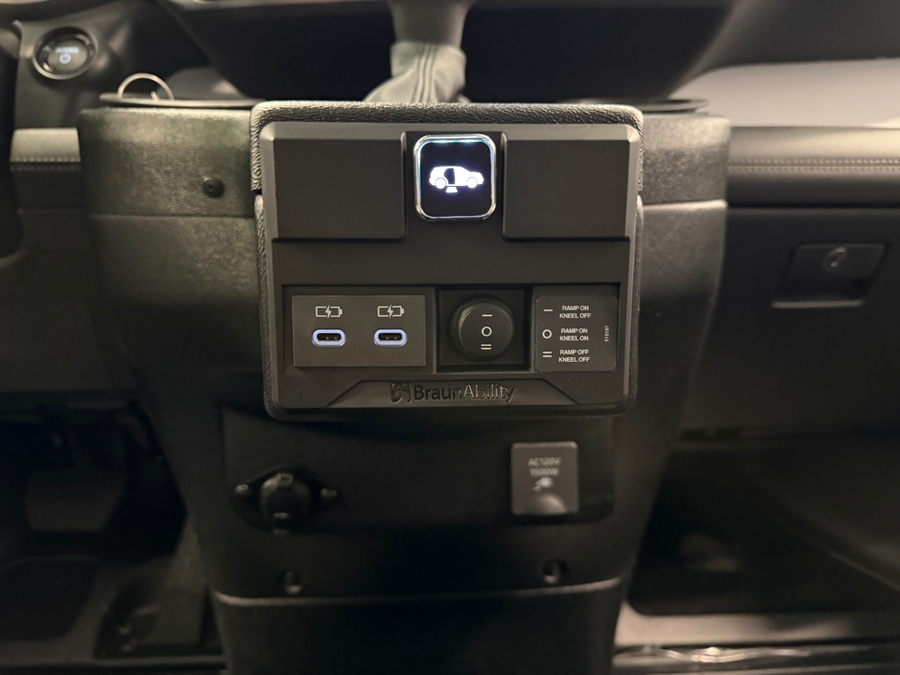 Black Toyota Sienna image number 17