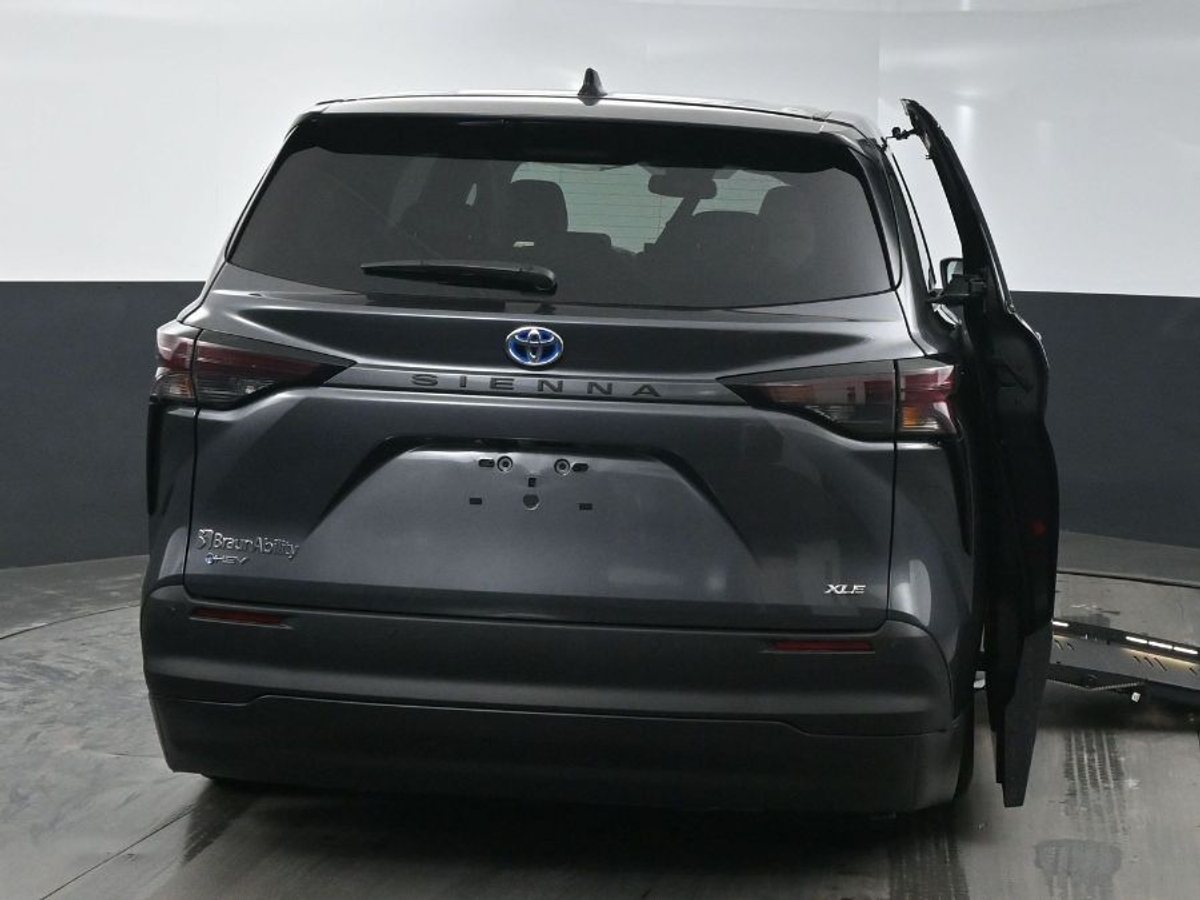 Grey Toyota Sienna image number 3
