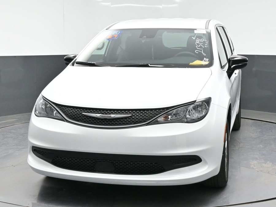 White Chrysler Voyager image number 1