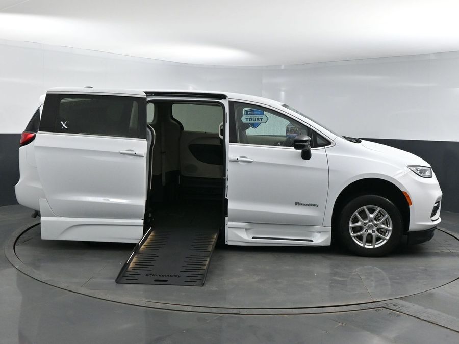 Used 2024 Chrysler Pacifica Touring L - BraunAbility Side Entry Entry Fold Out Automatic Ramp