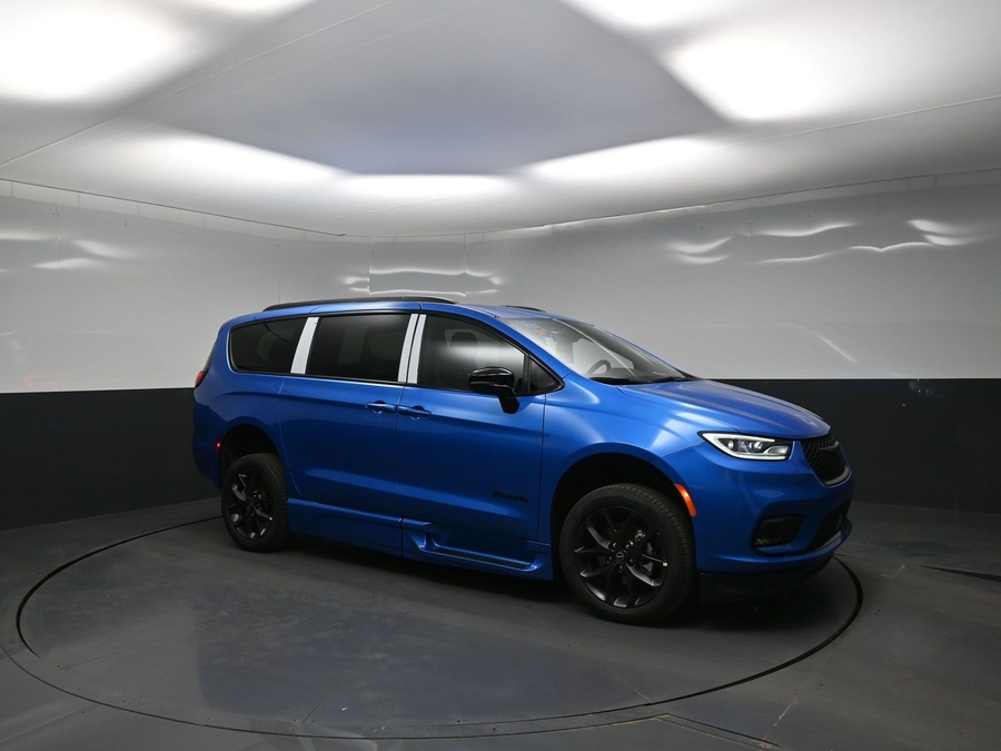 New 2026 Chrysler Pacifica Select Sport - BraunAbility Side Entry Entry Fold Out Automatic Ramp