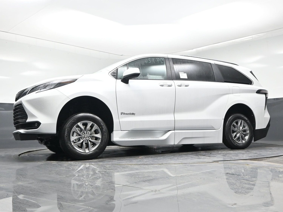 White Toyota Sienna image number 14