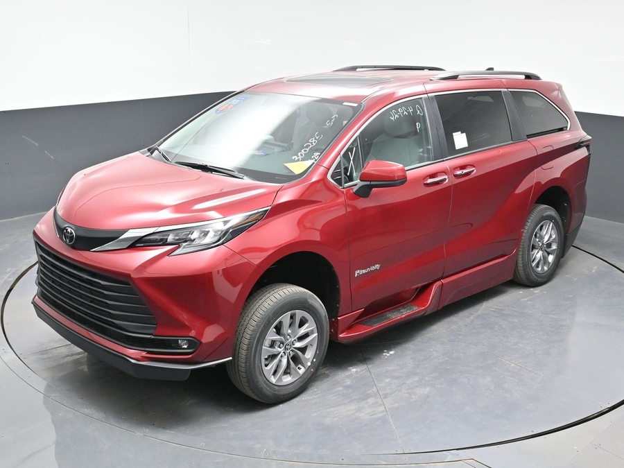 Red Toyota Sienna image number 20