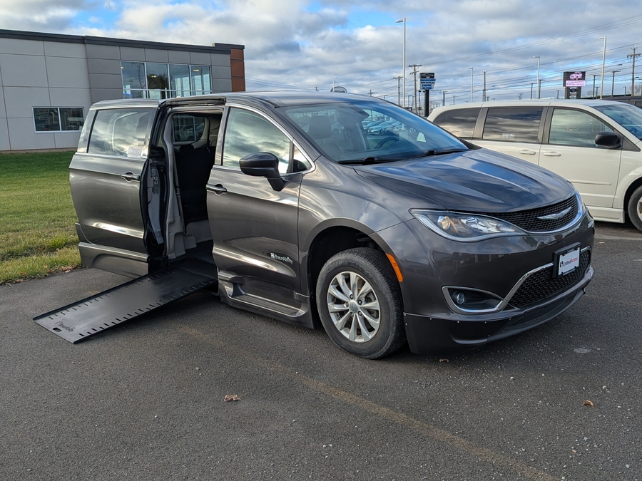 Used 2018 Chrysler Pacifica Touring L Plus - BraunAbility Side Entry Entry In Floor Automatic Ramp