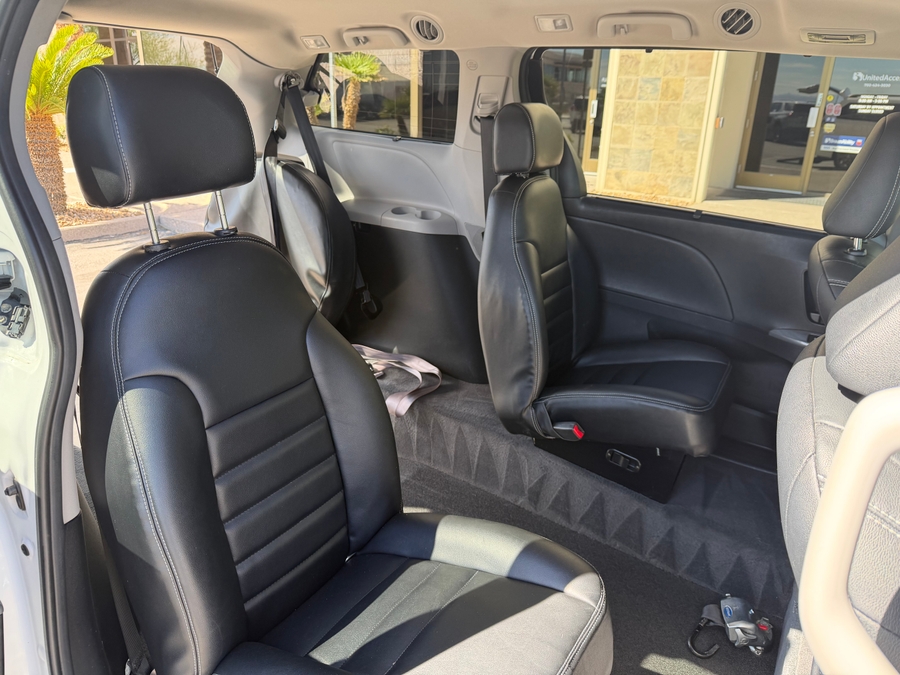 Used 2015 Toyota Sienna SE - Freedom Rear Entry Fold Out Automatic Ramp