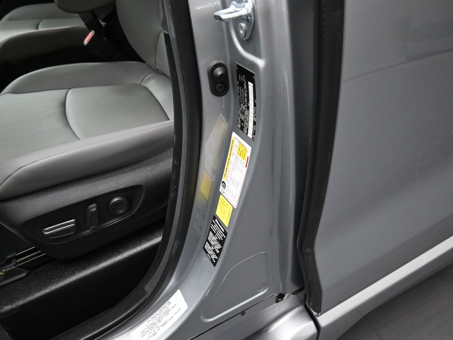 New 2025 Toyota Sienna Hybrid XLE Plus - BraunAbility Side Entry Entry In Floor Automatic Ramp