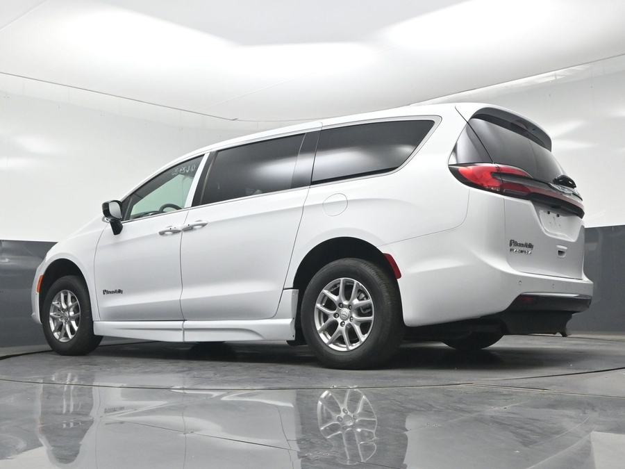 White Chrysler Pacifica image number 18