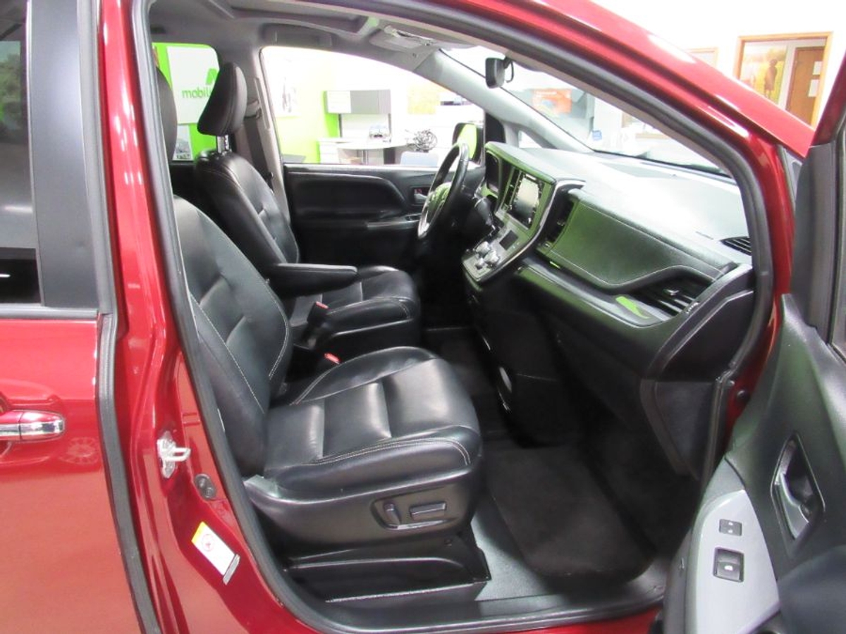 Red Toyota Sienna image number 7
