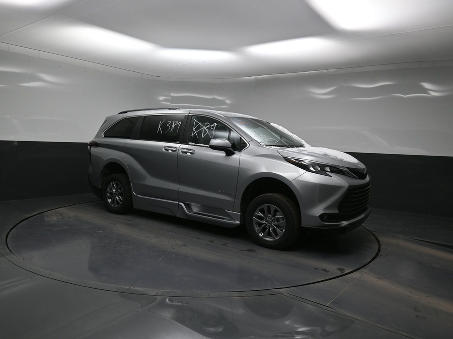 New 2025 Toyota Sienna Hybrid XLE Plus - BraunAbility Side Entry Entry Fold Out Automatic Ramp