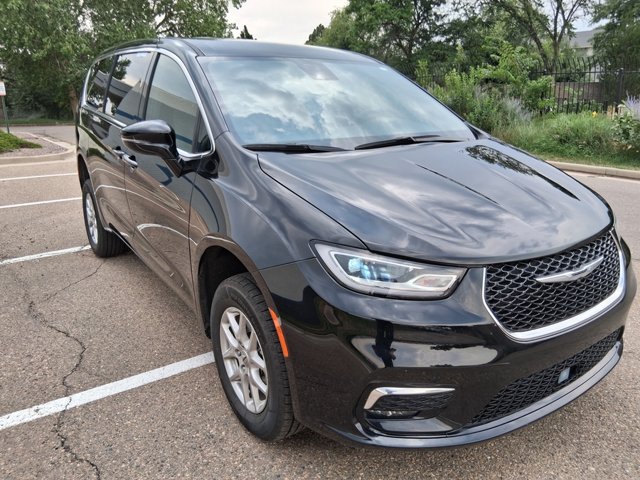 Black Chrysler Pacifica image number 1