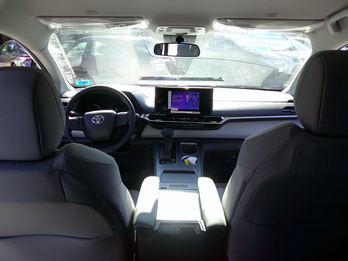 White Toyota Sienna image number 15