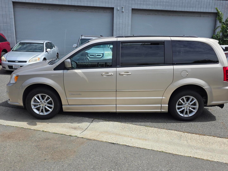 Used 2014 Dodge Grand Caravan SXT - BraunAbility Side Entry Entry Fold Out Automatic Ramp