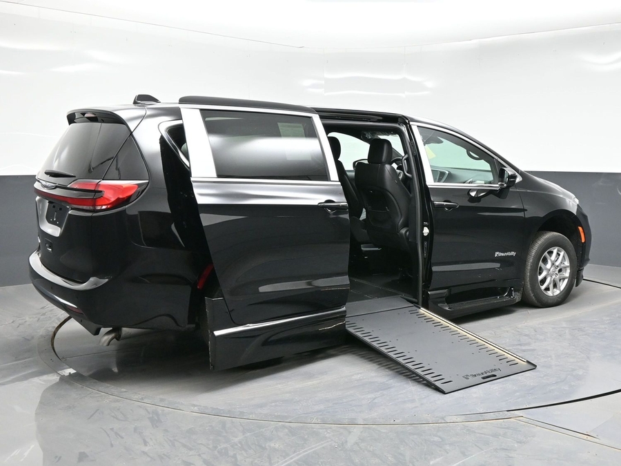 Black Chrysler Pacifica image number 6