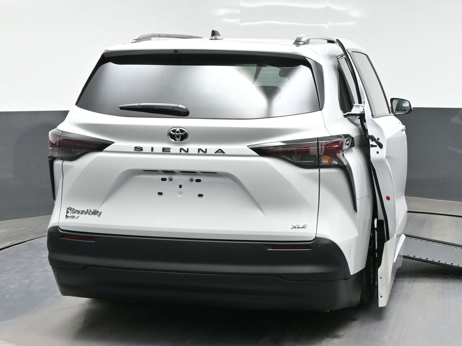 New 2026 Toyota Sienna Hybrid XLE Base - BraunAbility Side Entry Entry In Floor Automatic Ramp