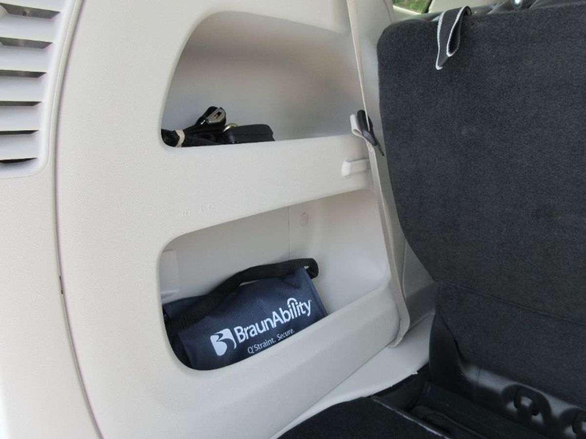 Silver Chrysler Pacifica image number 16