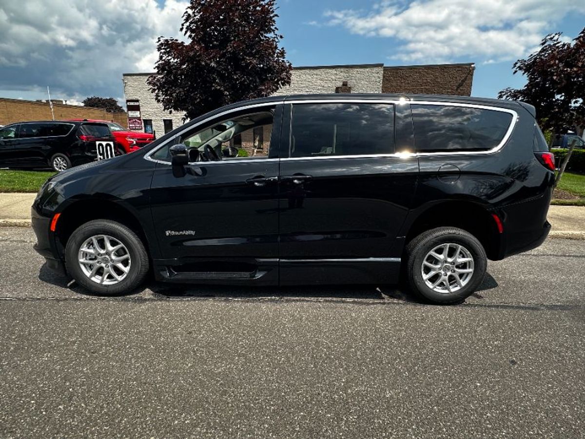 2023 CHRYSLER VOYAGER - Image 8
