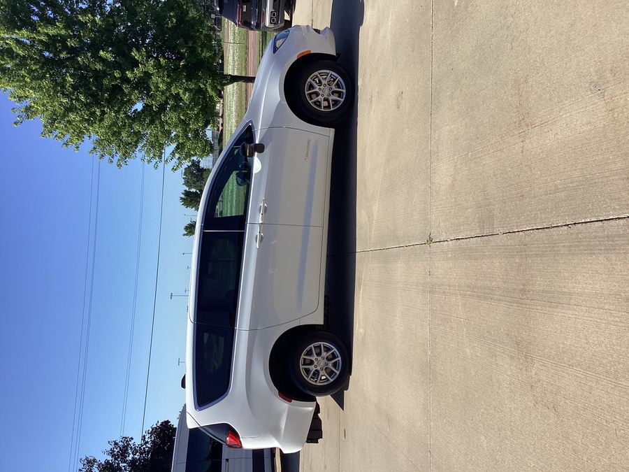 White Chrysler Voyager image number 9
