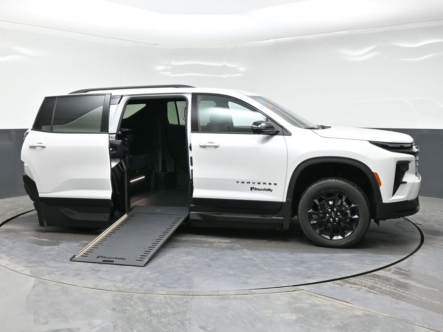 New 2025 Chevrolet Traverse 1LT Midnight - BraunAbility Side Entry Entry In Floor Automatic Ramp