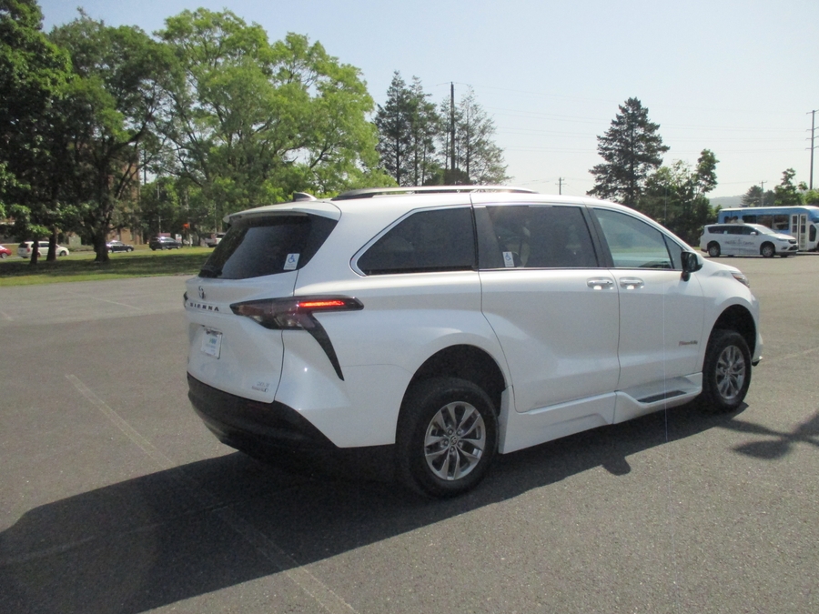 White Toyota Sienna image number 5